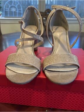 Kelly & Katie brand "Paloona" strappy rhinestone block heel, ankle buckle Sz 9